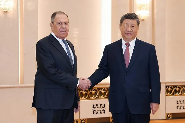 Первый зарубежный визит Путина в 2026 году может состояться в Китай во второй половине мая Об этом сообщают Ведомости со ссылкой на источники По их данным предварительно обсуждаются даты на неделе начинающейся с 18 мая однако окончательные сроки поездки еще не согласованы В первой половине месяца проходят мероприятия приуроченные ко Дню Победы Тем временем в Пекине с визитом находится глава МИД России Сергей Лавров который уже провел встречу с Си Цзиньпином Сайт Страна X Twitter Прислать новость фото видео Реклама на канале Помощь
