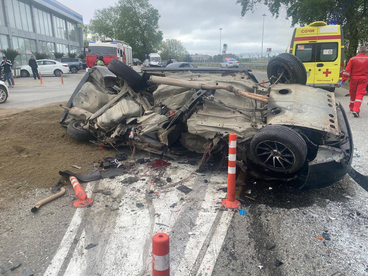 Водитель погиб в ДТП в Сочи Сегодня, в Адлерском районе в 15:20 на ул. Авиационная, 47-летний водитель «Lada Priora» на правом закруглении дороги допустил неуправляемый занос и выехал на встречную полосу, где столкнулся с рейсовым пассажирским автобусом «Volgabus». В результате ДТП водитель автомобиля «Lada Priora» скончался на месте ДТП. По предварительной информации, водитель и пассажиры общественного транспорта не пострадали. Полиция Кубани