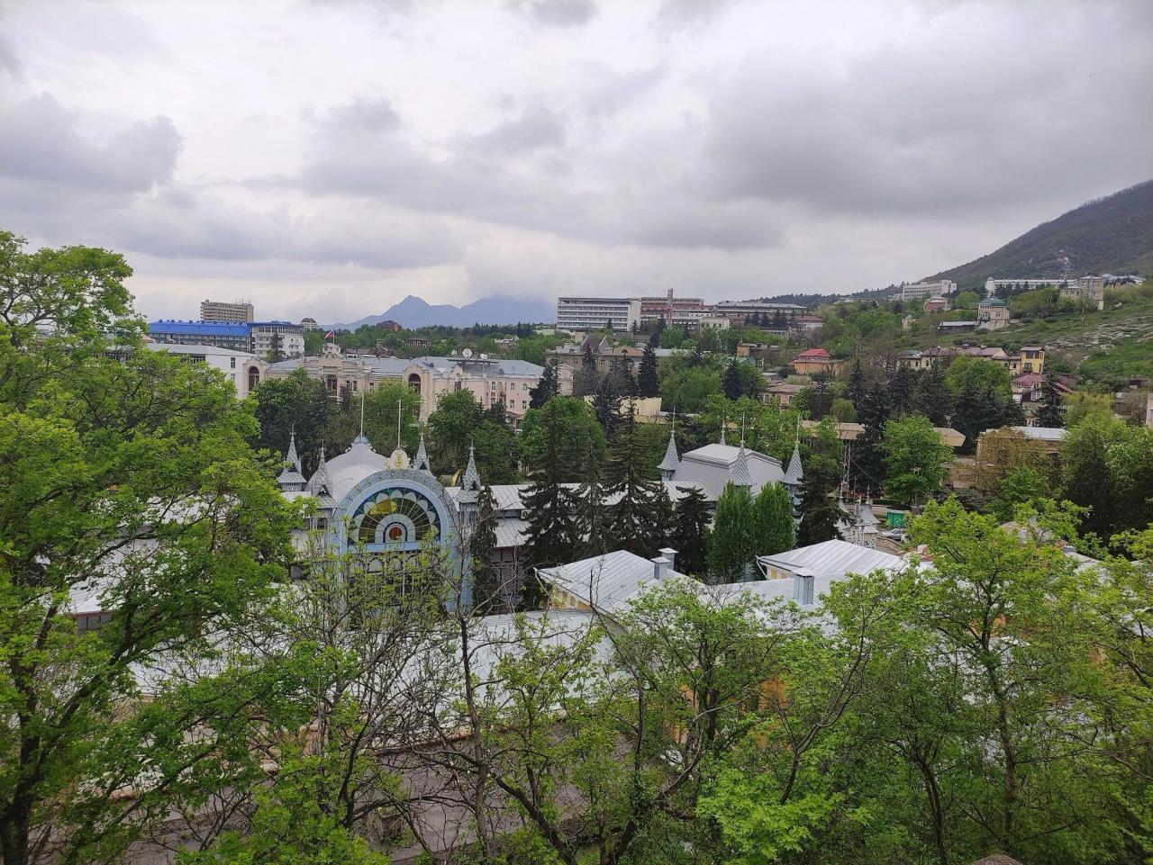 На Ставрополье утвердили сеть туристических автомаршрутов Для увеличения туристического потока в межсезонный период министерство туризма и оздоровительных курортов Ставропольского края утвердило сеть автомобильных маршрутов которые охватывают основные туристические локации региона В сеть включили следующие маршруты от Кисловодска до Ставрополя экскурсионный тур от КавМинВод до Ставрополя культурный маршрут по Пятигорску Ессентукам и селу Юца гастрономический тур по Ессентукам Кисловодску и поселку Левоберезовскому тур по историческому наследию края который включает в себя Ставрополь станицу Новотроицкую и Солнечнодольск