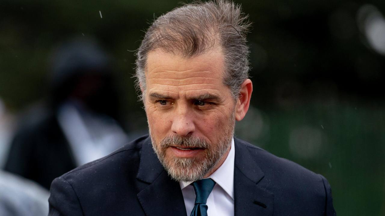 Хантер Байден Я в 2014 году вошел в совет директоров украинской газовой компании Burisma Holdings которая несмотря на отсутствие у меня отраслевого опыта платила мне около 1 миллиона долларов в год Я был очень очень наивен относительно того каким гнездом гадюк является Украина Уровень коррупции там это нечто что абсолютно поражает и до сих пор Эта работа в Burisma была ошибкой Мой отец провалил миграционную политику в США Трамп и его команда сейчас наживаются на президентстве я буду удивлен если Трамп покинет Белый дом а медные трубы все еще будут в стенах Мой отец совершил ошибку когда вывел наши войска из Афганистана ответственность за эту неудачу лежит на нем Подпишись RogandarNEWs мы в MAX