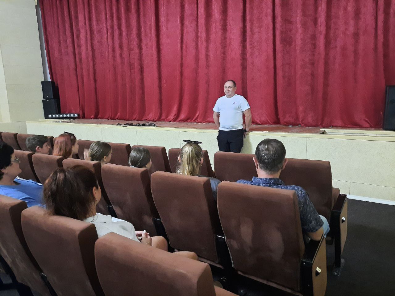 В с. Урзуф по поручению Главы ДНР 12 августа первый заместитель Министра спорта и туризма Донецкой Народной Республики Ширшов Евгений Александрович встретился с местными жителями и спортсменами. В ходе визита были рассмотрены ключевые вопросы, касающиеся развития спортивной инфраструктуры Мангушского муниципального округа. Особое внимание было уделено выделению субсидий на поддержку организаций и участников соревнований сборных команд ДНР. Также рассматривался вопрос возможного строительства современной площадки ГТО на территории с. Урзуф. Как отметил первый заместитель министра: "Глава региона Денис Владимирович лично принимает активное участие в развитии спорта в Республике. Его непосредственное участие обеспечивает эффективность реализуемых мероприятий, способствует укреплению спортивной инфраструктуры и популяризации здорового образа жизни среди населения".