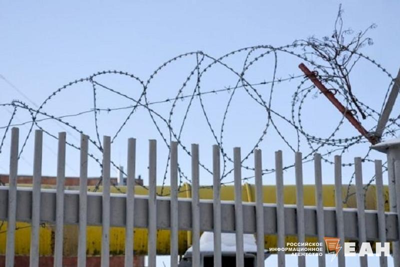 Контрактника, размахивавшего ножом перед полицейскими на Южном Урале, приговорили к двум годам колонии В августе 2024 года мужчина находился в пьяном виде на автовокзале и при этом продолжал распивать алкоголь. К нему подошли сержант и прапорщик полиции, чтобы увезти в отдел. Контрактник вместо того, чтобы следовать указаниям, достал из своей сумки охотничий нож и, держа его в правой руке на уровне шеи, сделал три шага в сторону представителей власти. Он убрал оружие, только когда полиция достала табельные пистолеты. В суде мужчина полностью признал вину. На момент совершения преступления контрактник имел непогашенную судимость. Поэтому Челябинский гарнизонный военный суд усмотрел в его действиях рецидив, из-за чего и назначил серьезный срок.