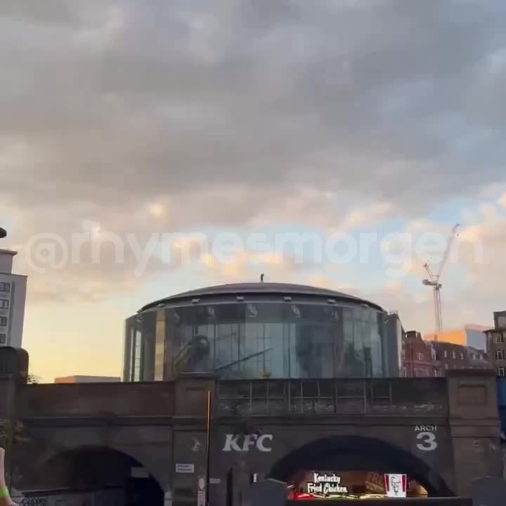 Том Круз рекламирует новый фильм на крыше лондонского кинотеатра BFI Imax