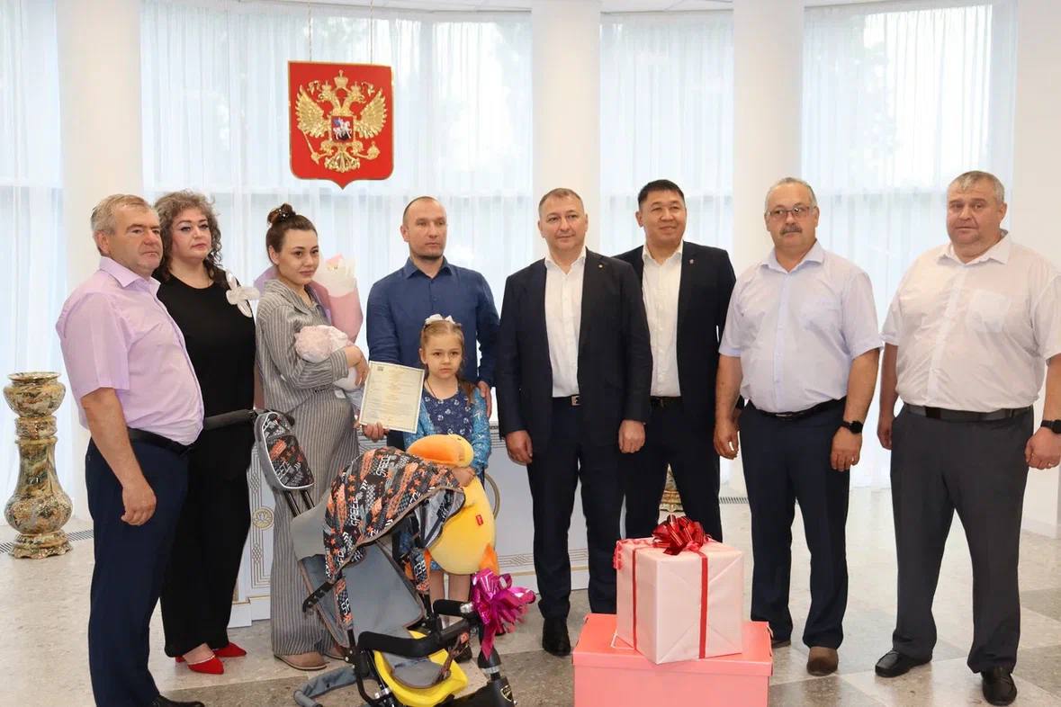 В подшефном регионе Антрацит построили новый ЗАГС Эта неделя в календаре полна праздников и значимых событий. В рамках соглашения о сотрудничестве между Калмыкией и Антрацитом, благодаря поддержке Главы РК Бату Хасикова в Антраците построили и ввели в эксплуатацию новый загс! Это важное событие ознаменовало предоставление удобного нового, красивого места для регистрации и символизировало крепкие связи между нашими регионами. На официальном открытии присутствовали заместитель Председателя правительства РК Александр Мишаков и представитель Калмыкии в Антрацитовском районе Андрей Шаханов. Но это еще не всё! Минздрав Калмыкии продолжает свою работу по оказанию медицинской помощи, и на празднике первому ребенку, получившему свидетельство о рождении в новом загсе, от Минздрава Калмыкии и Перинатального центра им О. Шунгаевой был вручён подарок Главы РК, куда входит набор с самыми необходимыми вещами! Поздравляем молодую семью с рождением малыша и желаем им крепкого здоровья и счастья на новом жизненном пути!