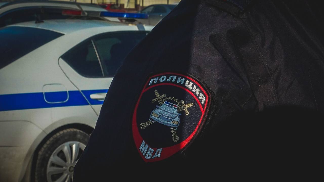 Инспектор бил ногами по голове: резонансное дело дошло до суда в Приморском крае В Большом Камне полицейского будут судить за превышение должностных полномочий. По версии следствия, в июле 2024 года старший инспектор ДПС заподозрил водителя внедорожника в правонарушении, остановил его и применил силу: избил мужчину руками и ногами, повалил на землю и надел наручники, хотя тот не сопротивлялся и не нарушал закон. Теперь инспектору грозит до 10 лет лишения свободы и запрет на работу в определенных должностях.