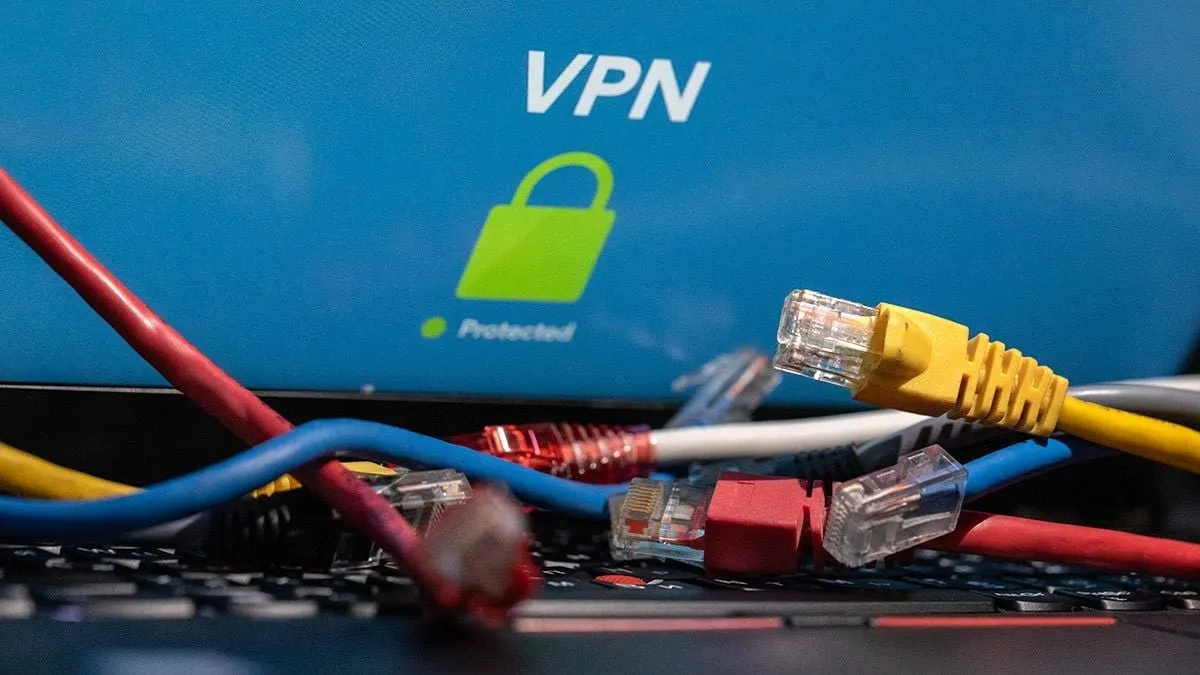 Количество скачиваний VPN сервисов в России из топ 5 сервисов в магазине Play Market Google Play по состоянию на март выросло в 14 раз год к году до 9 2 млн С марта 2025 года по март 2026 года включительно зафиксировано 35 7 млн скачиваний следует из данных Digital Budget на основе статистики Similarweb Пиковыми месяцами по загрузке стали январь март 2026 года за первый квартал скачивания достигли 21 27 млн В марте у трех сервисов из топ 5 рейтинга скачивания достигали 2 5 млн и более По данным портала Sensor Tower анализирует популярность мобильных приложений в конце 2025 года у топ 5 популярных VPN сервисов в России активная база пользователей выросла до 7 3 млн человек Согласно Apple Censorship отслеживает удаления приложений в App Store на конец апреля в российском App Store недоступны 116 VPN сервисов В конце марта стало известно что магазин удалил свыше 20 VPN сервисов по требованию Роскомнадзора К январю Роскомнадзор ограничил доступ к 439 сервисам обхода блокировок запрещенных ресурсов В октябре 2025 го служба отчитывалась о росте таких блокировок на 31 до 258 Таким образом за три месяца количество заблокированных VPN сервисов выросло на 70 В декабре 2025 года Роскомнадзор начал более активную блокировку дополнительных протоколов VPN SOCKS5 VLESS и L2TP В конце марта Минцифры обсуждало новые условия присутствия IT компаний в профильном реестре министерства согласно которым платформы которые не ограничат для пользователей доступ к своим сервисам с использованием VPN могут быть исключены из соответствующего перечня Компании которые не будут блокировать VPN трафик также могут быть исключены из белого списка сайтов доступных при отключении интернета Новые правила блокировки VPN трафика должны потенциально уменьшать долю таких пользователей однако на деле же это снижает частоту и активность использования тех сервисов и платформ которые реализуют блокировку считают в Рейтинге Рунета Это уже заметно по снижению продаж например на маркетплейсах Клиентский путь к VPN сервису сегодня удлиняется меняются платежные сервисы и так далее отмечают в Strategy Partners Так с 1 апреля ряд операторов связи прекратил оплату VPN подписок через мобильный счет При этом несмотря на то что установка VPN стала сложнее такой рост скачиваний показывает что у заблокированных ресурсов нет полноценных российских аналогов и аудитория готова идти на сложности освоения новой технологии чтобы сохранить доступ считает он Что касается бизнеса компании со зрелым подходом к непрерывности процессов уже включают деградацию связи в сценарии непрерывности это касается и трансграничного трафика и внутренних корпоративных VPN напоминают эксперты При этом полностью запретить VPN как технологию невозможно по технологической причине она остается базой безопасной коммуникации в интернете Ранее в Роскомнадзоре заявляли что не планируют ограничивать доступ к корпоративным VPN Никто не сделал столько для популяризации VPN в России и популяризации методов обхода блокировок сколько чиновники из Роскомнадзора и Минцифры уважаемые читатели
