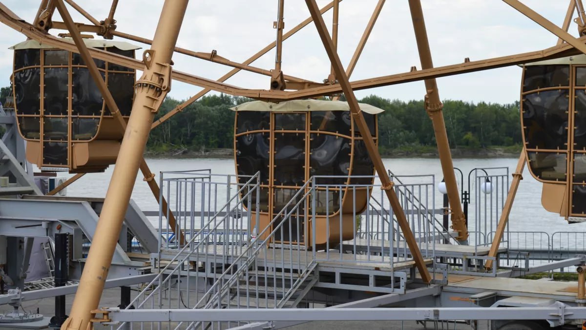 Колесо обозрения на набережной закрыли на ремонт Специалисты устраняют неполадки. Причина – неисправность одной из кабинок. Комментируя произошедшее, депутат Барнаульской городской Думы Михаил Разливинский, выступивший инициатором установки колеса обозрения, отметил: "Проводятся работы по устранению неполадок. После их завершения аттракцион вновь пройдет все необходимые проверки и только тогда будет введен в эксплуатацию. Хотелось бы принести барнаульцам и гостям города искренние извинения за причиненные неудобства". Он также добавил, что до официального запуска аттракциона в органах Ростехнадзора было получено свидетельство о его госрегистрации, подтверждающее безопасность и соответствие всем необходимым требованиям. По словам заведующего аттракционом и ответственного за техническое состояние колеса обозрения, у одной из осей, расположенной со стороны моста, отвалилось приводное колесо. ТОЛК