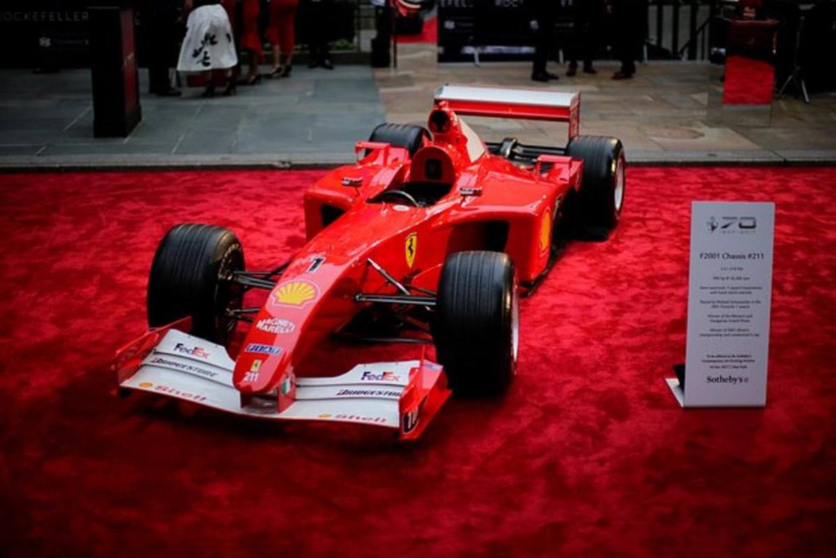 Болид на миллионы: Ferrari Шумахера ушла с молотка за 18,7 млн долларов Легендарный болид Ferrari Михаэля Шумахера, на котором он выиграл Гран-при Монако и Венгрии в сезоне «Формулы-1» 2001 года, продан на аукционе за рекордные 18,7 млн долларов. Это самая дорогая машина, за рулем которой когда-либо выступал семикратный чемпион мира. Шумахер завершил карьеру в 2012 году. После тяжелой травмы на лыжах в 2013-м его семья не раскрывает подробностей о его состоянии, оберегая частную жизнь гонщика. Прислать новость