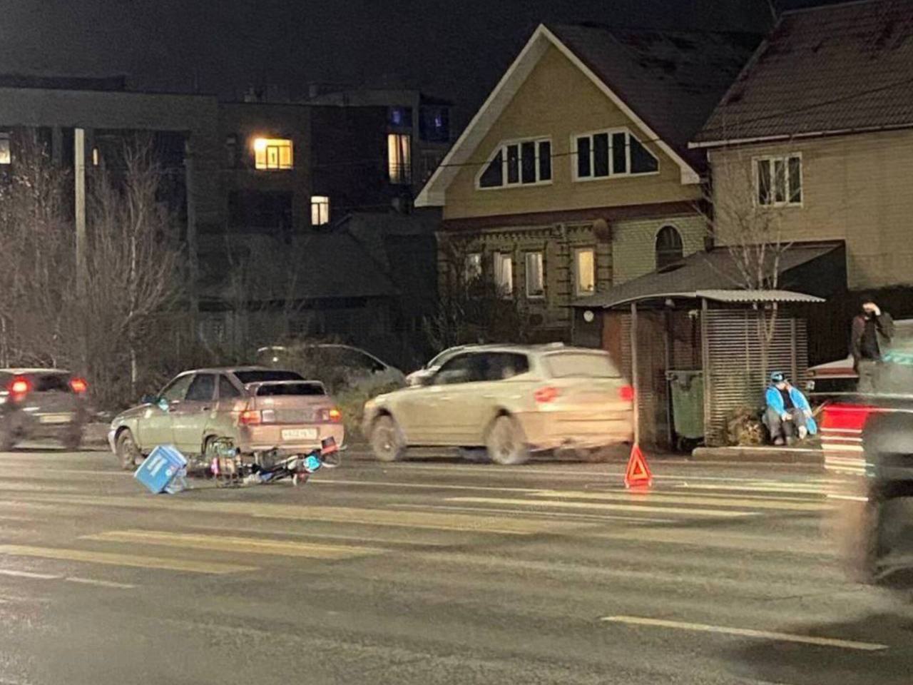 Нам пишут На улице Родионова около остановки Маяк сбили курьера который не спешился на пешеходном переходе Подписаться на нас в MAX