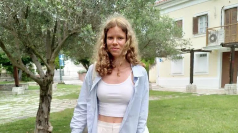 Пропавшую в Италии украинскую студентку нашли мертвой после нескольких дней поисков, пишет газета Messaggero «Мария Бугаева пропала в прошлую пятницу в области Апулия на юге страны, где она проходила стажировку в туристическом комплексе на берегу Адриатического моря. Ее тело обнаружено в открытой местности в километре от объекта. По предварительной информации, студентка университета Братиславы покончила с собой», - уточняется в материале. Перед исчезновением 18-летняя девушка сделала банковский перевод на счет своего брата. В своей комнате она оставила паспорт, мобильный телефон и несколько телефонных номеров, записанных на листе бумаги. Украина.ру – подписаться и знать больше