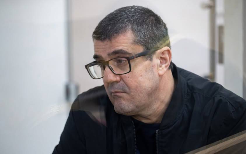 Бакинский военный суд приговорил бывшего президента Нагорно Карабахской республики НКР Араика Арутюняна к пожизненному лишению свободы передает азербайджанское информационное агентство APA Араик Арутюнян был главой НКР с 2020 года и по конец августа 2023 года Азербайджанские власти обвинили его в совершении военных преступлений в том числе в подготовке и ведении агрессивной войны геноциде нарушении законов и обычаев войны а также в терроризме финансировании терроризма насильственном захвате и удержании власти К пожизненному лишению свободы по аналогичному обвинению Бакинский суд приговорил также других фигурантов дела Левона Мнацаканяна который занимал должность министра обороны Нагорно Карабахской Республики бывшего спикера парламента республики Давида Ишханяна экс заместителя командующего армянскими силами в Карабахе Давида Манукяна и бывшего главу МИД НКР Давида Бабаяна