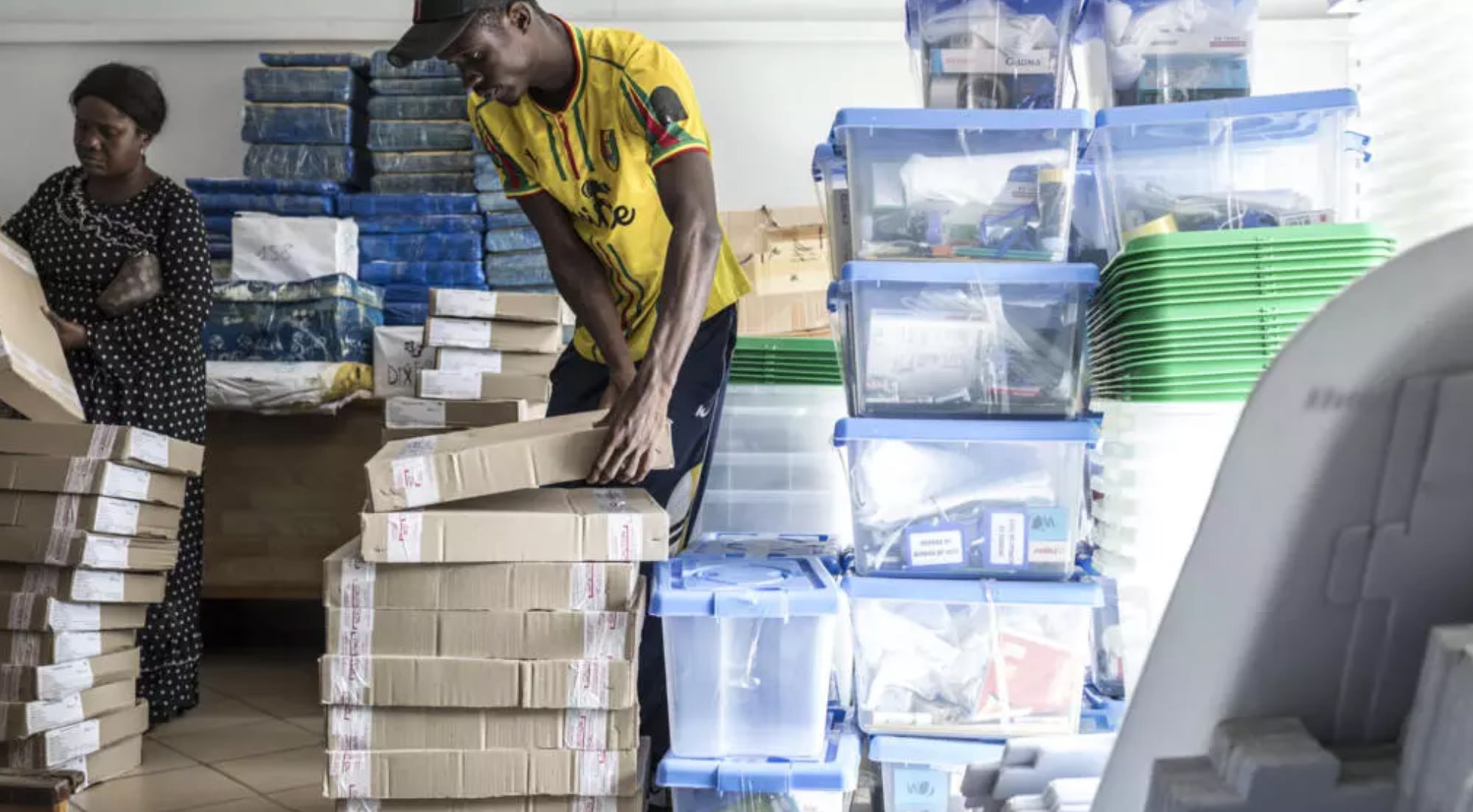 В Гвинее начались президентские выборы По их итогам страна вернется к конституционному правлению после государственного переворота в 2021 году Право голоса на выборах имеют около 6 8 млн человек Избирательные участки открыты в том числе в 6 городах России За ходом проведения голосования будет следить ряд местных и международных наблюдателей в том числе 8 тыс представителей от правозащитных организаций Выборы в Гвинее проходят в соответствии с новой конституцией текст которой граждане страны одобрили на референдуме в сентябре Изменение основного закона поддержали 89 83 избирателей Африканская инициатива Подписаться