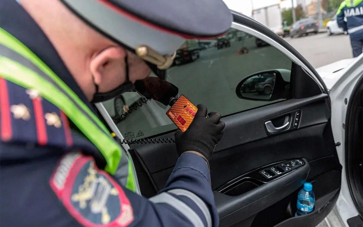 В Госдуме предложили смягчить требования к тонировке передних стекол. Законопроект уже внесен в Госдуму  Авторы поправок предлагают не наказывать водителей, если светопропускание тонировки передних боковых стекол будет не менее 50% от требований техрегламента, то есть не менее 35%.   Они отмечают, что тонирование стекол защищает от прямых солнечных лучей, предотвращая ослепление водителя, и снижает температуру нагрева салона, что также сказывается на безопасности дорожного движения.    Новороссийск ДТП    Наш БОТ