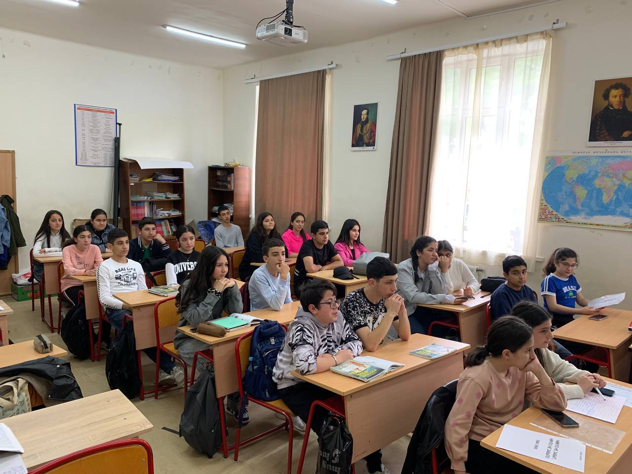 В Капане подвели итоги конкурса, посвящённого 80-летию Победы В Центре русского языка при средней школе №3 города Капан состоялось памятное мероприятие, посвященное 80-летию Победы в Великой Отечественной войне. «У нас было три номинации — конкурс сочинений, конкурс рисунков и конкурс открыток», — рассказала координатор Русского Дома в Сюнике Людмила Агаханян. Победителем в номинации «Лучшее сочинение» стала ученица пятого класса Сона Хачатрян. Она посвятила свою работу прадеду, участвовавшему в героической обороне Брестской крепости. «Я хотела рассказать о своём прадедушке, потому что такие герои не должны быть забыты. Мы, новое поколение, должны помнить, через что прошли наши семьи ради Победы», — сказала Сона. В конкурсе рисунков победила Инна Закарян, ученица восьмого класса. Её работа отличалась не только техническим мастерством, но и глубоким символизмом, выразившим память и уважение к поколению победителей. В номинации «Лучшая открытка» жюри отметило Ануш Микаелян, также из восьмого класса. Её открытка была проникнута искренней благодарностью ветеранам и стилистически отразила атмосферу того времени.