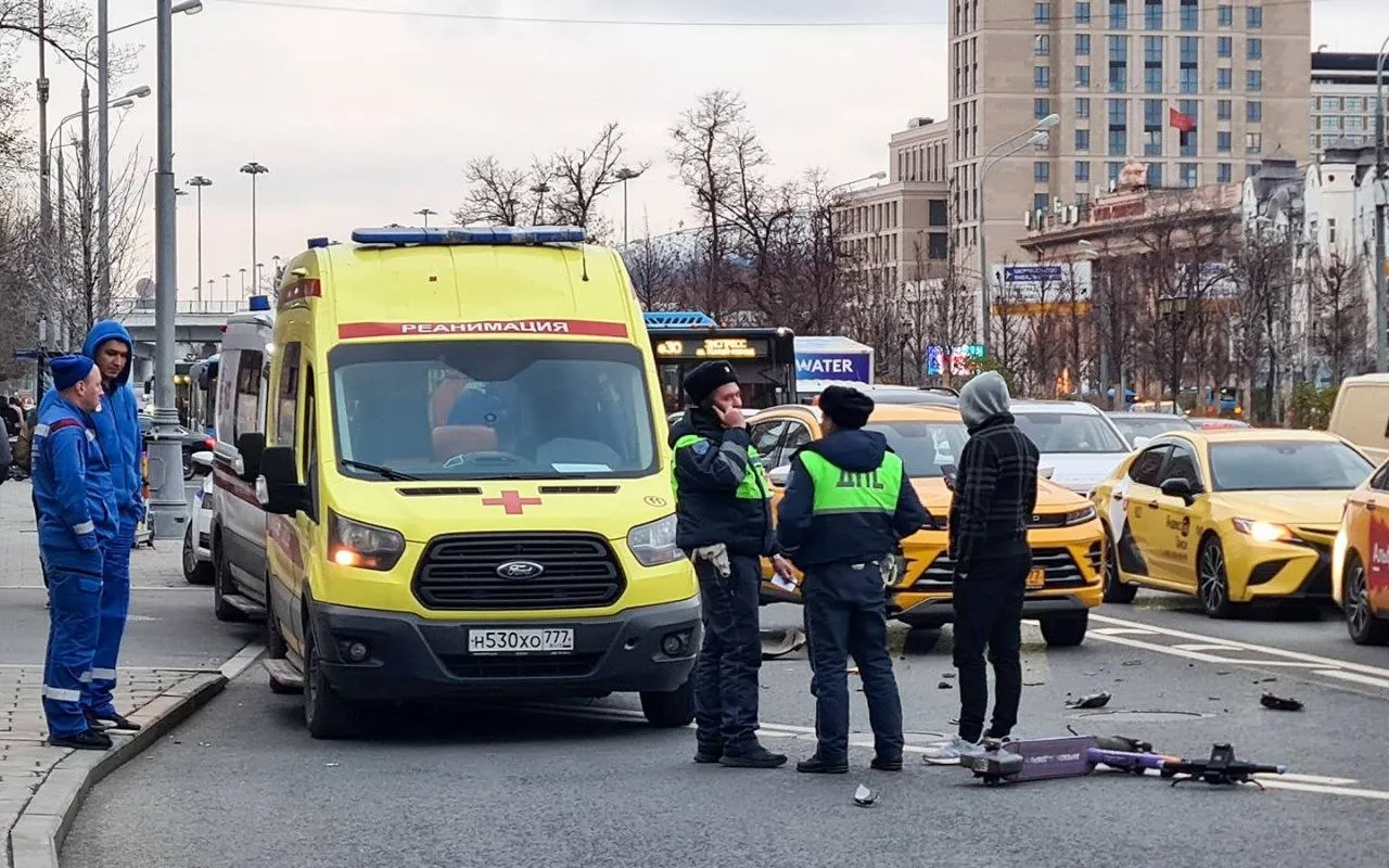 В Москве зафиксировано около одной аварии в день с участием электросамокатов согласно последним данным ГИБДД С начала сезона который стартовал 1 апреля было зарегистрировано 15 инцидентов в результате которых пострадали 15 человек Основная часть этих происшествий происходит из за неосторожности самих водителей