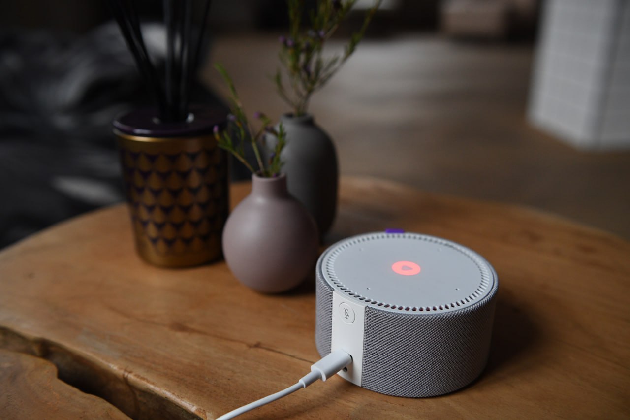 Месячная аудитория ИИ ассистента Алиса компании Яндекс с сентября по декабрь 2025 года увеличилось с 40 до 65 млн пользователей сообщил Радио РБК руководитель бизнес группы поисковых сервисов и искусственного интеллекта компании Дмитрий Масюк По его словам чатом с Алисой AI каждый день пользуется 4 5 млн человек Существенный рост аудитории произошел благодаря внедрению новых моделей и новых функций а также расширения возможностей ИИ ассистента отмечают в Яндексе В настоящее время в компании делают упор на развитие базовой умности искусственного интеллекта ИИ Это способность отвечать на самый широкий спектр вопросов от программистских до детской сказки В общем чудо искусственного интеллекта которое мы наблюдаем в универсальности рассказал Масюк Фото Komsomolskaya Pravda Global Look Press РБК в Telegram и MAX