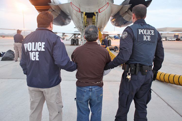 Гвардейцы Трампа иммиграционная и таможенная полиция США ICE намерена нанять 10 тысяч новых агентов чтобы в полной мере выполнить предвыборные обещания Трампа о самой большой депортации в истории человечества И надо сказать недостатка желающих поучаствовать в ней в США нет В ICE уже получили более 130 тысяч заявок и теперь будут выбирать среди претендентов наиболее подходящих Существенную роль здесь сыграл тот самый Большой прекрасный закон Трампа из за которого он разругался с Маском Теперь некоторые категории рекрутов ICE смогут претендовать на 50 000 в виде подписного бонуса и еще на сумму до 60 000 для выплаты образовательных кредитов Неудивительно что ICE не испытывают дефицита кандидатов в агенты С таким социальным пакетом от желающих ловить и депортировать нелегалов буквально нет отбоя Олег Царёв Подписаться