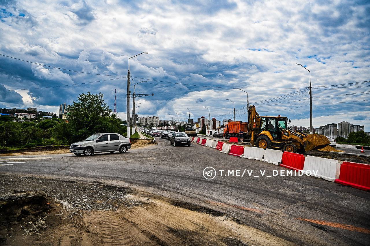 В субботу и воскресенье на новом мосту ограничат движение: будет перекрыт въезд с улицы Железнодорожной на проспект Ватутина , будет перекрыт съезд с моста по стороне Конпрока с проспекта Ватутина на улицу Железнодорожную . В мэрии пояснили, что это необходимо из-за замены конструктивных слоев покрытия для долговечности и безопасности дороги. Движение прямо по мосту будет не ограничено, вы сможете двигаться: — в сторону Победы по одной полосе , — в сторону Костюкова по одной полосе . Подпишись на «Белгород №1»