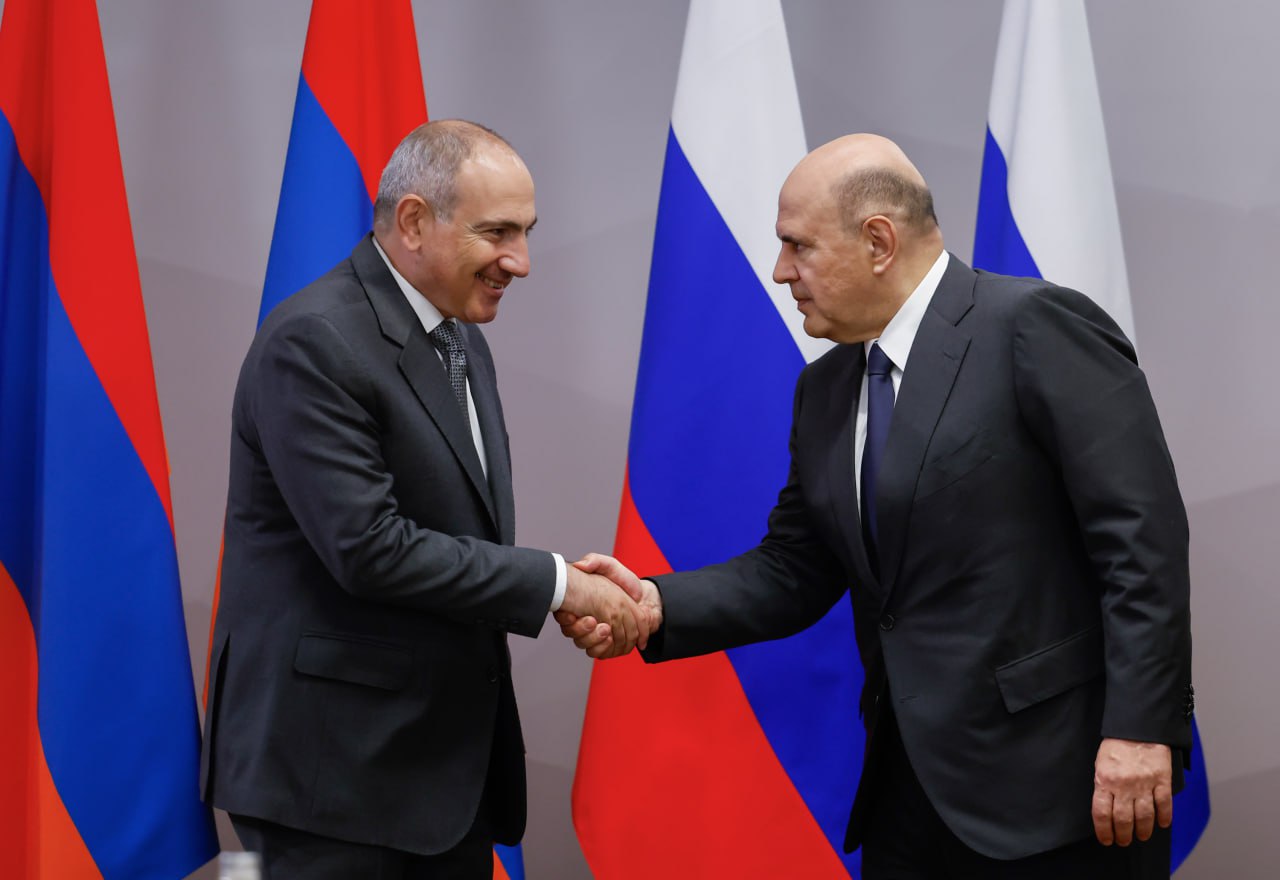 Михаил Мишустин провел встречу с премьер-министром Республики Армения Николом Пашиняном  Главы правительств обсудили актуальные вопросы российско-армянских связей в торгово-экономической, научно-технологической и культурно-гуманитарной сферах.  Михаил Мишустин и Никол Пашинян отметили важность создания благоприятных условий для реализации совместных проектов в различных областях.    Новости Правительства России