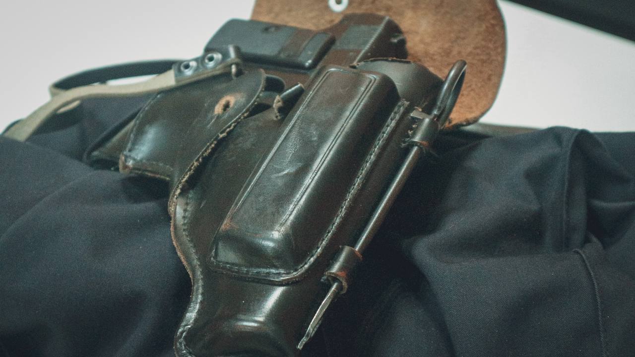 Во Владивостоке ученик открыл стрельбу из газового пистолета во время урока   В гимназии 1 на улице Уборевича произошел инцидент с применением газового пистолета во время урока Один из учеников 8 класса открыл стрельбу в результате чего пострадала одна из учениц в возрасте 14 лет Сейчас сотрудники полиции проводят расследование и выясняют все детали происшествия Источник prim police svodka25 vmfareast