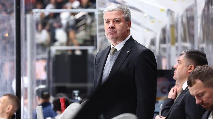 Главный тренер Адмирала Леонид Тамбиев отправлен в отставку Сегодняшний матч приморцев с обладателем Кубка Гагарина Локомотивом 1 3 завершился сенсацией Но не в том плане что проиграли чемпионам Казалось что позиции тренерского штаба хоккейной команды незыблемы несмотря на последние неудачи коллектива Казалось вот вот и снова найдём свою игру Но не случилось Официальное сообщение ХК Адмирал Леонид Тамбиев и старший тренер Андрей Банада отстранены от работы в связи с неудовлетворительными результатами команды говорится в сообщении клуба Исполняющим обязанности главного тренера назначен Ильнур Гизатуллин Официальный сайт Континентальной хоккейной лиги напоминает Тамбиев возглавил Адмирал в ноябре 2021 года дважды выводил его в плей офф и в 2023 году прошёл первый раунд В общей сложности под его руководством приморцы провели 269 матчей из которых выиграли 109 Что же теперь ждёт приморскую команду dvved Фото ХК Адмирал