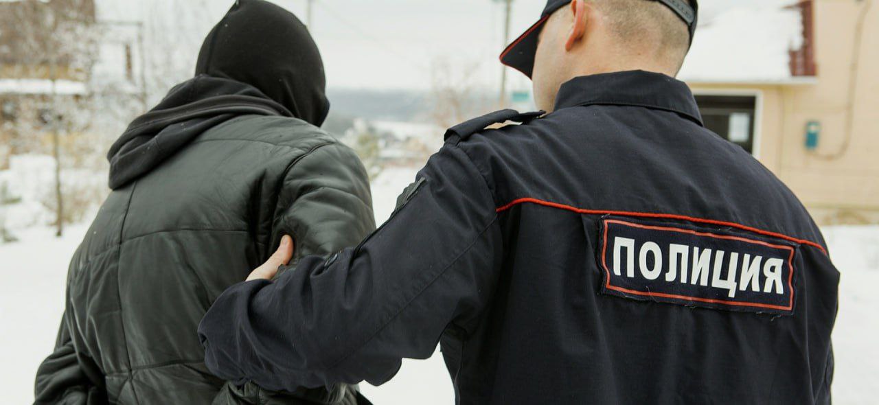 Кировчанину грозит до 10 лет лишения свободы за фейки о ВС РФ  С февраля 2022 года по июль 2023 года 38-летний мужчина в одной из социальных сетей распространял заведомо ложную информацию о действиях Вооруженных сил РФ в ходе проведения СВО.  По данному факту было возбуждено уголовное дело по п.«д» ч.2 ст.207.3 УК РФ. Сейчас устанавливаются все обстоятельства произошедшего. Стоит отметить, что максимальное наказание за данное преступление составляет 10 лет лишения свободы.   Подписаться