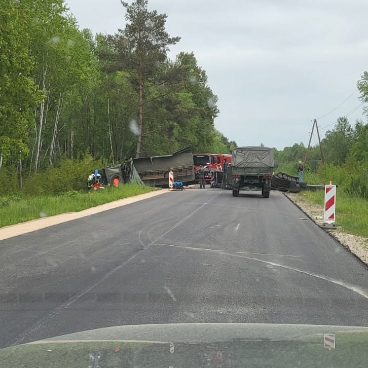 Земессарг вез вездеход и попал в аварию В результате ДТП с участием военного транспорта в Добельском крае пострадал военнослужащий Земессардзе. Авария произошла на дороге Добеле — Иле — Анце. С дороги съехал грузовой автомобиль Scania, перевозивший в прицепе гусеничный вездеход Bandvagn. Пострадавшего земессарга с места происшествия доставили в больницу. Полиция расследует обстоятельства ДТП.