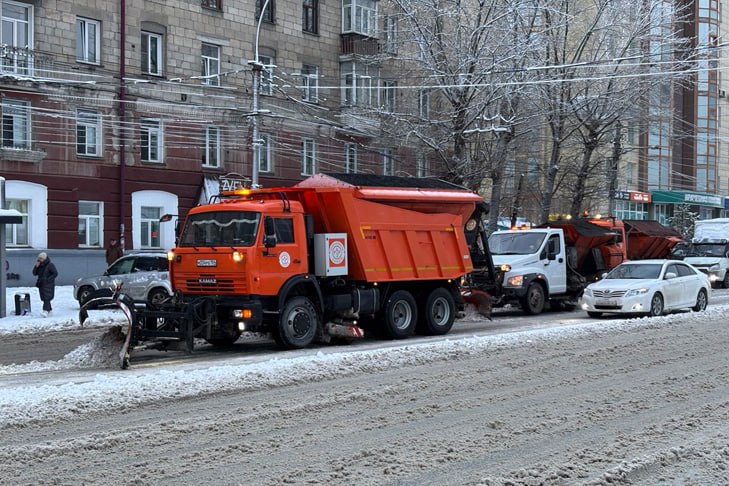 809 КАМАЗов со снегом вывозят из Новосибирска за сутки Такими данными поделился на оперативном совещании в правительстве региона мэр Новосибирска Максим Кудрявцев Всего за неделю из столицы Сибири вывезено 113 тыс м куб снега Среднесуточный вывоз снега 16 190 м куб Ежесменно в день на дорогах работает 346 единиц техники в ночь 293 единицы техники Привлекается труд 498 дорожных рабочих Снегопады обильные идут вторую неделю Тем не менее ситуацию удерживаем Сейчас снег закончился будем приводить город в нормативное состояние сказал мэр Подписаться на наш канал в MAX