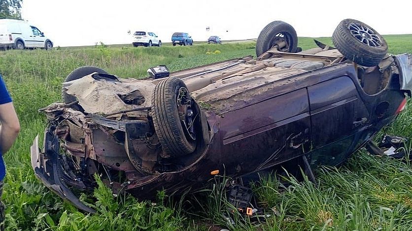 Два человека погибли в перевернувшейся "Ладе" в Орловской области  Еще двое пострадали  Трагедия случилась в Новодеревеньковском районе. Водитель не справился с управлением и съехал в кювет, где машина опрокинулась    Вести-Орел. Подписаться