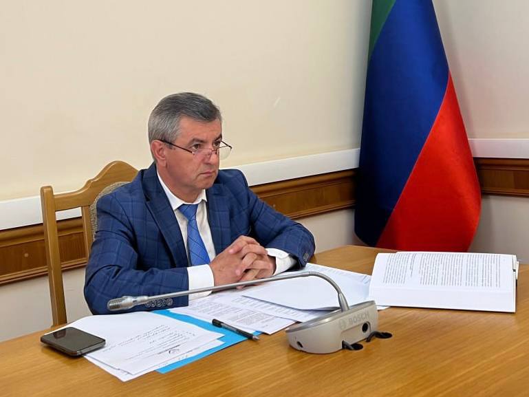 В Дагестане усиливают работу по подготовке кадров для экономики Полномочный представитель Главы РД в Народном Собрании Нюсрет Омаров на заседании Совета по науке и образованию представил доклад о подготовке кадров для экономики с учетом стратегического развития до 2036 года Отмечено что развитие искусственного интеллекта и новых технологий требует формирования современной кадровой базы Особый акцент сделан на обеспечении технологического суверенитета и реализации программ импортозамещения В рамках национальных проектов в республике значительное внимание уделяется подготовке кадров Из 42 региональных проектов 7 напрямую направлены на обучение и переподготовку специалистов в сферах медицины АПК рынка труда и образования  В республике уже успешно функционируют 4 кластера два в сельском хозяйстве один в сфере туризма и сервиса и один в области машиностроения и ИТ Опираясь на поручения президента России Владимира Путина система образования Дагестана переориентируется на прогнозирование спроса Особое внимание уделяется роботизации и внедрению ИИ По поручению Сергея Меликова в республике создана рабочая группа для формирования перечня наиболее востребованных профессий Это позволит скорректировать учебные программы и сократить дефицит квалифицированных специалистов среднего звена который сохраняется несмотря на трудоизбыточность региона