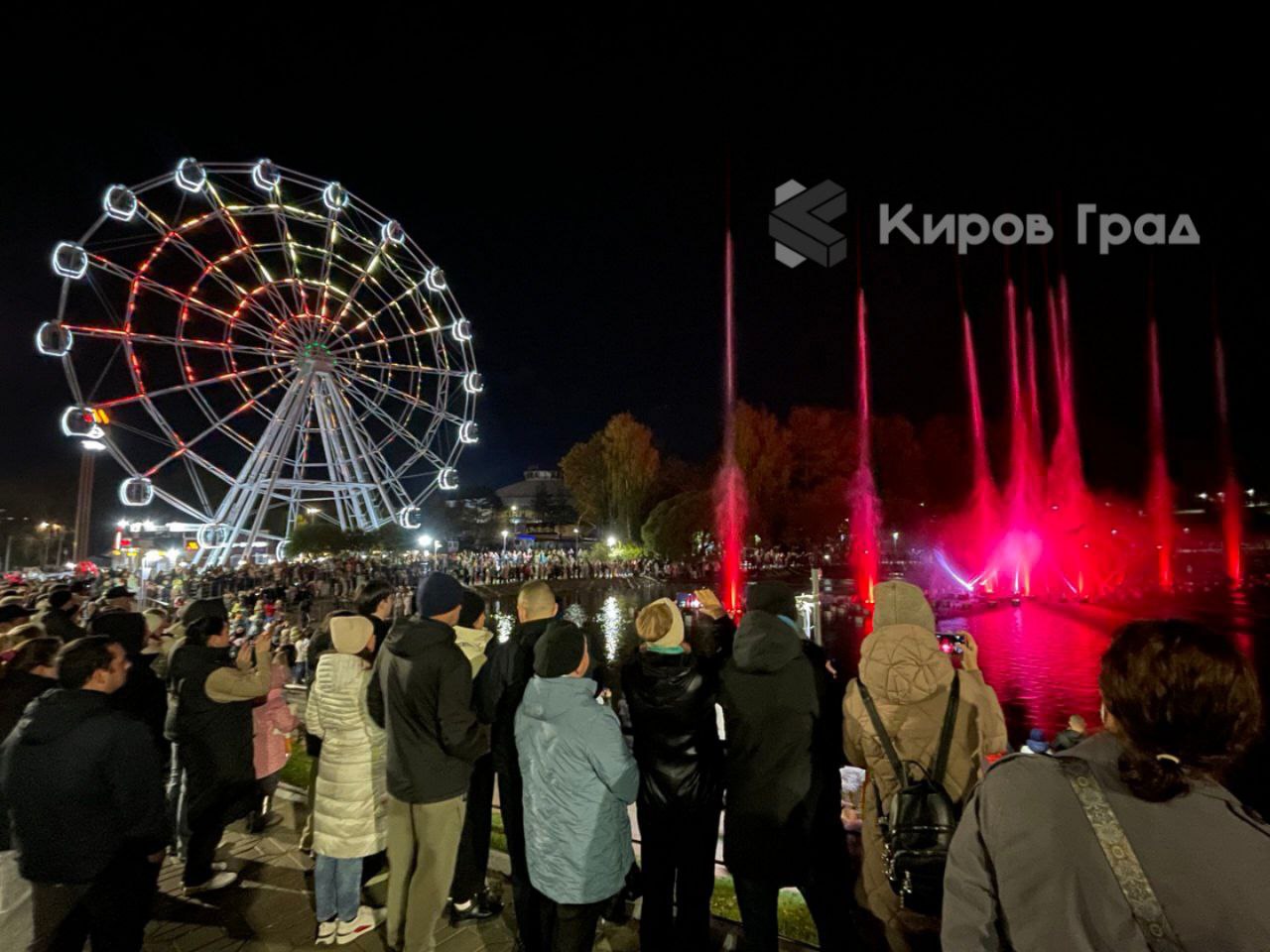 Фонтан в парке им Кирова закроют позже запланированного О продлении работы фонтана до 12 октября объявил глава администрации города Вячеслав Симаков Изначально финальной датой работы в этом сезоне называлось 5 октября При этом губернатор Александр Соколов поручал проработать возможность продления работы фонтана при условии хорошей погоды На сегодняшнем еженедельном совещании в правительстве сити менеджер отчитался о том что это возможно  Тут программа его работы Kirov grad