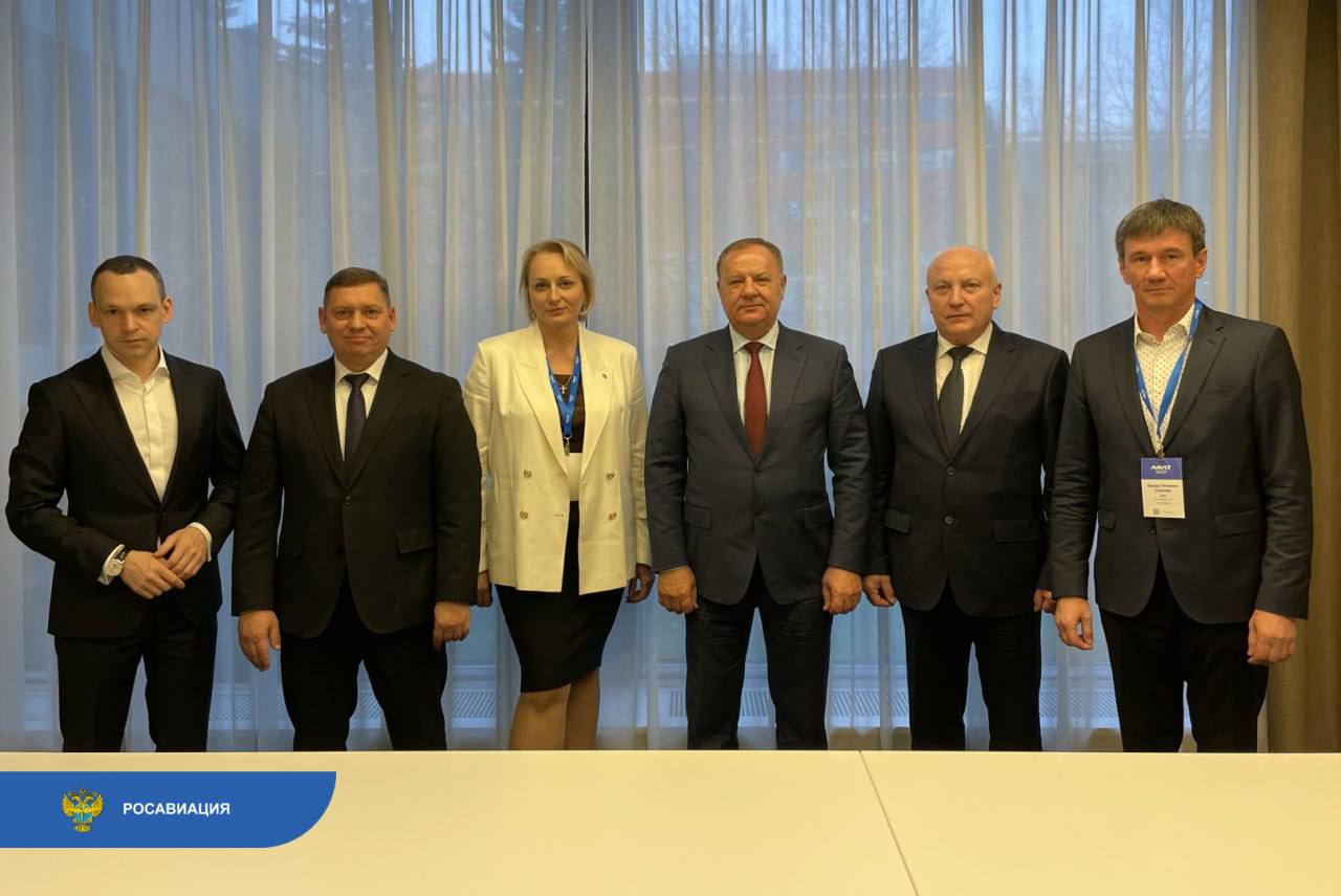 Росавиация и Аэрофлот договорились о стратегическом сотрудничестве в подготовке авиационного персонала Подведомственные вузы агентства УИ ГА и СПбГУ ГА подписали протокол о сотрудничестве с авиакомпанией Аэрофлотом и ее Авиационной школой Главная цель документа создать эффективный и непрерывный путь будущего специалиста от парты до кабины пилота Это позволит  сократить время и ресурсы на адаптацию выпускников  максимально приблизить теоретическую подготовку в вузах к реальным требованиям ведущей авиакомпании  сформировать устойчивый кадровый резерв для всей отрасли Для Аэрофлота это основа долгосрочной кадровой политики целенаправленно готовить высококвалифицированных специалистов чьи знания с первого дня соответствуют стандартам компании  Подробнее на сайте   Следуйте за Росавиацией Наши каналы в MAX и telegram