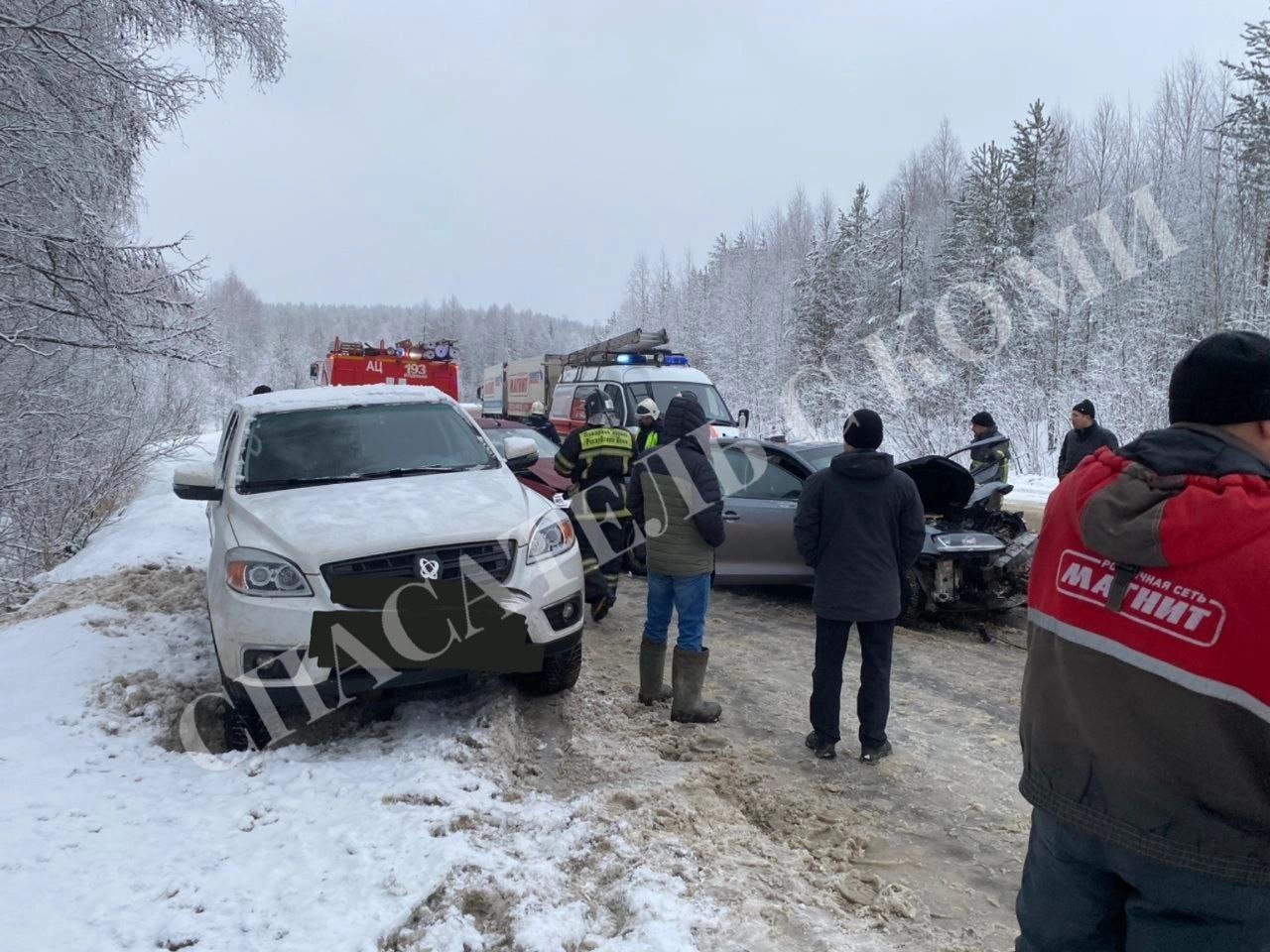 Одна из пострадавших в массовом ДТП под Ухтой скончалась в больнице. Это 63-летняя пассажирка Volkswagen Jetta.    Напомним, сегодня днем произошла авария с участием четырех машин. Водитель фуры, допустил занос прицепа на сторону дороги, предназначенную для встречного движения, в результата в прицеп влетел Volkswagen Jetta, а далее в легковушку въехал Renault Logan и Hyundai Solaris.   Подписаться   Прислать новость