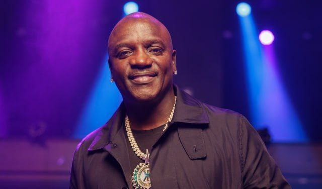 Концерт рэпера Akon в Сочи под вопросом — люди сдают билеты, а некоторые пытаются перепродать их в три раза дешевле, чем покупали  Исполнитель хитов нулевых Smack That, Don’t Matter, Lonely собирался впервые выступить на юге России уже сегодня вечером. Зрители тем временем рассказали SHOT, что начали сдавать билеты. Кто-то перепродаёт свои в три раза дешевле: вместо 10 тысяч просят за них по 3–3,5 тысячи рублей.  Организаторы в свою очередь уверяют, что концерт пройдёт без каких-либо проблем. Днём в Сочи была объявлена опасность атаки БПЛА, сообщалось о работе ПВО в городе.   -24