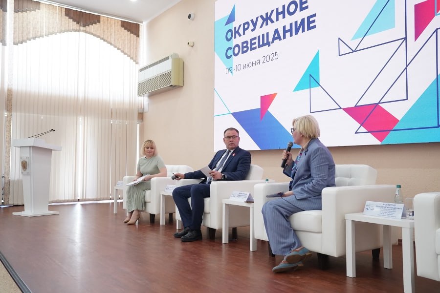 Кузбасс принимает окружное совещание по развитию образования На двухдневное мероприятие собрались порядка 150 представителей сферы образования со всего Сибирского федерального округа. Перед стартом деловой программы участники возложили цветы к Монументу Воину-Освободителю в Кемерове. Приветствие участникам совещания направил Министр просвещения России Сергей Кравцов. На площадке Института развития образования Кузбасса выступил глава региона Илья Середюк.