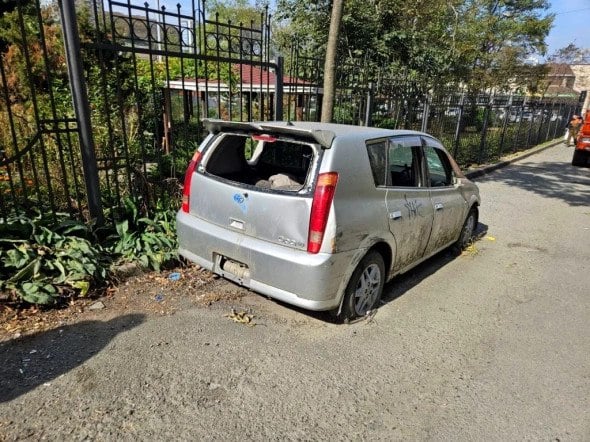 В октябре с улиц Владивостока эвакуируют 14 брошенных автомобилей. Всего в мэрию поступили сообщения о 54 бесхозных машинах. Об этом РБК Приморье рассказал заместитель главы администрации Владивостока Дмитрий Свитайло.  «В течение октября на спецстоянку вывезут 14 машин, имеющих признаки брошенности. В течение полугода владельцы могут забрать их, оплатив услуги эвакуатора и стоянки», – рассказал он.  Брошенные машины уже вывезли со двора дома № 24 на улице Адмирала Юмашева, с Черняховского, 19 и Громова, 12.