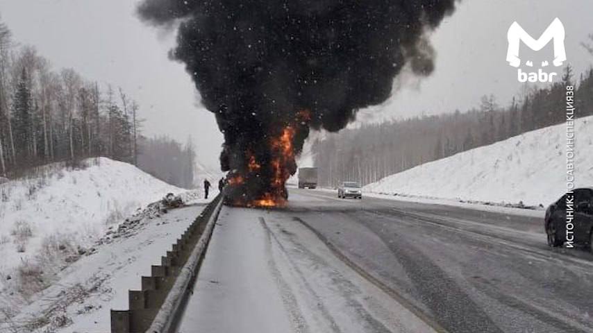 Фура со стройматериалами загорелась на трассе в Иркутской области.  Большегруз вспыхнул утром на автодороге "Байкал" — в районе посёлка Подкаменная. Со слов ехавшего в Слюдянку водителя, он слышал хлопок. Потушить кабину сам не смог. Бороться с пламенем до приезда пожарных помогали инспекторы ДПС.   Обошлось без пострадавших. Причину возгорания ещё выясняют.