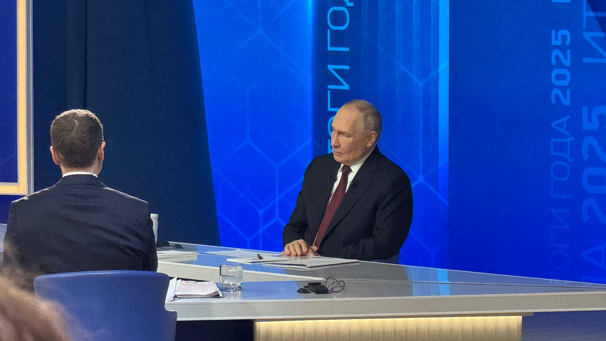 Владимир Путин о системе поддержки учёных и причинах возвращения россиян из за рубежа По его словам в России выстроена система поддержки научных кадров Ключевыми элементами он назвал создание современных лабораторий и социальных условий для исследователей Для закрепления кадров в стране необходимо долгосрочное финансирование чтобы учёные видели горизонт своих исследований Этой цели служат различные гранты включая мегагранты Отдельно Президент РФ прокомментировал процесс возвращения молодых россиян работавших за рубежом Одной из ключевых причин он назвал беспокойство о воспитании детей По его словам отправлять детей в зарубежные школы как отмечают специалисты становится неприемлемым а защита традиционных ценностей остаётся приоритетной задачей Фото РИА Дагестан