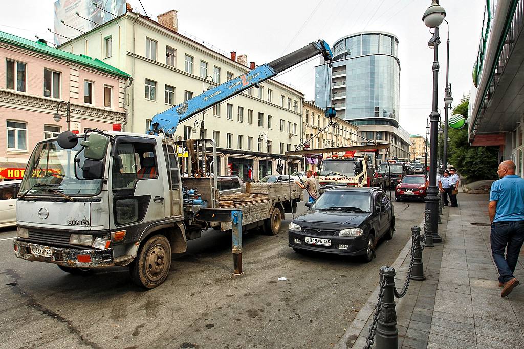 Во Владивостоке увеличат количество эвакуаторов  Муниципальную эвакуационную службу службу создадут базе СГТ   Об этом рассказал глава Владивостока Константин Шестаков на пресс-завтраке.  По его словам, в этом году начнут работать два эвакуатора и штраф-площадки. А к концу года число эвакуаторов увеличат до семи.   Кроме того, власти города намерены бороться с автомобилистами, которые паркуются без госномеров или закрывают их. Муниципалитет будет применять блокираторы колес. Для этого в ближайшее время будут откорректированы соответствующие муниципальные правовые акты.