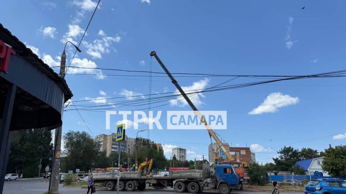 29 июля в Советском районе Самары начался плановый ремонт дороги на пересечении улиц Промышленности и Аэродромной   Из-за этого самарцы могут столкнуться с некоторыми неудобствами. В связи с ремонтом движение транспорта будет частично перекрыто. Водителям советуют заранее продумывать маршрут и быть готовыми к пробкам и задержкам в пути.    Также одновременно с дорожными делами коммунальщики начали технические работы на водопроводных сетях.     ГТРК Самара