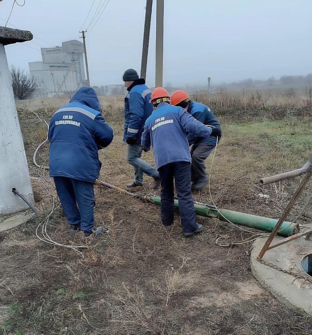 Ремонтно-восстановительные работы в Верхнерогачикском округе.  В пгт. Верхний Рогачик на улице 35 лет Победы завершены ремонтно-восстановительные работы.   В рамках этих мероприятий был установлен глубинный центробежный насос, обеспечивающий стабильное водоснабжение, а также проведен ремонт электрооборудования на артезианской скважине.    Особое внимание  было уделено благоустройству санитарных зон вокруг артезианских скважин, что способствует повышению экологической безопасности и улучшению условий эксплуатации водозаборных объектов.  Данные мероприятия направлены на обеспечение жителей округа качественным водоснабжением.   Если у вас возникла ситуация, требующая вмешательства аварийной службы, обратитесь в центральную аварийно-диспетчерскую службу ГУП ХО «Облводоканал» по телефону: +7  990  081-68-68  #ВерхнерогачикскийТПУ      Одноклассники