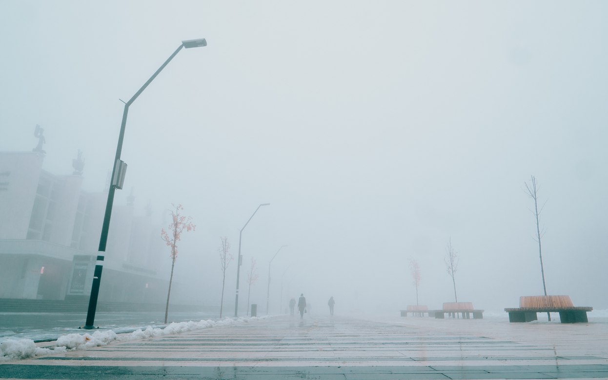 Осторожно туман 18 декабря в Удмуртии ожидается ухудшение погодных условий Как сообщили в Службе гражданской защиты региона ночью и утром местами опустится туман с ухудшением видимости до 500 м и менее По прогнозам Росгидрометцентра в четверг в Ижевске резко потеплеет с ночным 18 С до 3 С днем пройдет снег Автомобилистов и пешеходов просят быть осторожнее на дорогах Подписаться на нас Telegram MAX