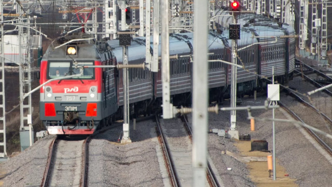 Из-за задержек в Ростовской области в Москву запустят дополнительный поезд  Дополнительный поезд доставит пассажиров из Воронежа в Москву в связи с задержками пассажирских поездов в Ростовской области, сообщила "Федеральная пассажирская компания"  ФПК, "дочка" РЖД .    Ранее в РЖД сообщали, что движение поездов было приостановлено из-за падения обломков БПЛА на ж/д перегоне Лихая - Замчалово в Ростовской области, были задержаны более более 50 поездов.    "В связи с задержками пассажирских поездов в Ростовской области для перевозки пассажиров, ожидающих посадку на станции Придача  Воронеж  в направлении Москвы, назначен дополнительный поезд номер 229", - говорится в сообщении в Telegram-канале ФПК.   Подписаться на "Новости Ростова"    Прислать новость