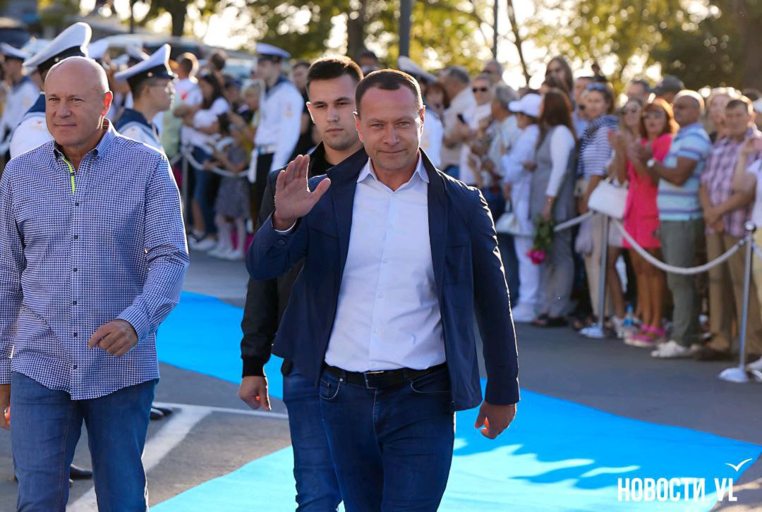 Суд решил перевести рассмотрение иска Генпрокуратуры к экс-мэру Владивостока в закрытый режим Ленинский районный суд Владивостока продолжит рассмотрение иска Генерального прокурора РФ к бывшему мэру Владивостока Владимиру Николаеву, его родственникам и ряду юрлиц о взыскании в доход РФ имущества в закрытом режиме, сообщил «Интерфакс» со ссылкой на адвоката Николаева Александра Бондаренко. Подробнее
