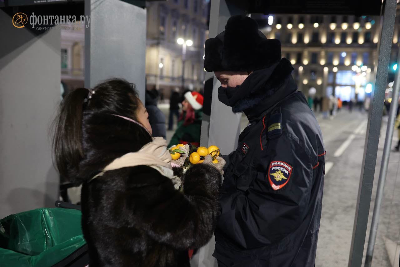 Силовики в центре устроили рейд по мигрантам. У иностранцев проверяют документы и отводят в автозаки. Первый автобус с задержанными уже отъехал от мест гуляний.  В новогоднюю ночь в центре Петербурга вновь случился миграционный рейд. Полиция и ОМОН проверяют у иностранцев документы. Те, у кого не все в порядке с регистрацией, встретят праздник в отделах. Об этом сообщает корреспондент «Фонтанки», находящийся в центре событий.  Кроме того, по данным «Фонтанки», внимание правоохранительных органов в ночь на 1 января приковано к городским дорогам. Сотрудники ГАИ останавливают автомобили, проверяют документа. Машины также проверяют на наличие запрещенного: оружия и наркотиков.    Марина Мамонтова/Фонтанка.ру