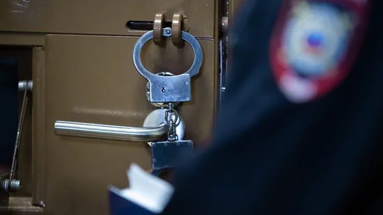 Экс-сотрудников липецкой колонии осудили за побег шестерых заключенных  Правобережный райсуд Липецка признал четверых бывших сотрудников колонии №2 регионального УФСИН виновными в халатности, которая привела к побегу шестерых заключенных в октябре 2024 года. Их приговорили к штрафам от 70 до 100 тыс. руб. с лишением права занимать ряд должностей в уголовно-исправительной системе на срок от года до двух лет. Об этом сообщили в прокуратуре региона.  Фото: Олег Харсеев/Коммерсантъ  Подписывайтесь на «Ъ-Черноземье»