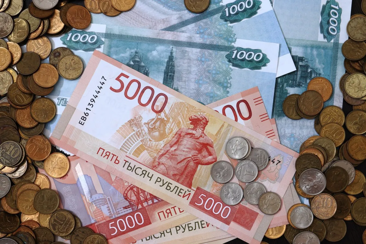 Зарплата каждого второго челябинца вырастет до 200 тысяч через 7 лет Челябинская область вошла в десятку лидеров страны по динамике зарплат заняв восьмое место По данным аналитиков РИА Рейтинга половина жителей Южного Урала через 7 3 года будет получать от 200 тысяч рублей и больше По подсчетам специалистов 25 населения Челябинской области придет к такому доходу уже через 4 9 года а большая часть 75 через 10 лет Список возглавил ЯНАО где через 5 7 года каждый второй житель будет зарабатывать от 200 тысяч рублей Второе и третье места у Чукотского автономного округа и Татарстана 5 8 и 6 2 года соответственно Топ 5 закрыли Магаданская область и ХМАО 50 населения в этих регионах перешагнет зарплатную границу в 200 тысяч через 6 3 года и 7 лет соответственно Московская область заняла шестую строчку с таким же показателем как у Южного Урала 7 3 года Читайте Вечерку там где удобно Дзен ВКонтакте Одноклассники Max Telegram Написать нам сообщение
