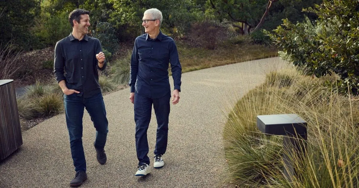 Тим Кук покинет пост генерального директора Apple Apple объявила что его место займёт Джон Тернус инженер Apple с 20 летним стажем ранее возглавлявший аппаратное подразделение компании Сам Кук станет исполнительным председателем совета директоров Тим Кук находился на посту СЕО с 2011 года сменив Стива Джобса Он останется в должности СЕО до 1 сентября Rozetked Подписаться