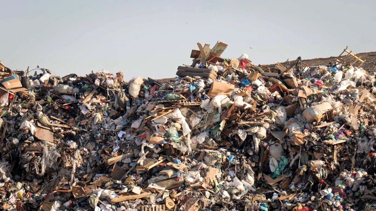 Госдума продлила работу временных мусорных полигонов до 2028 года Госдума приняла закон позволяющий временным мусорным полигонам работать без полной документации до 1 января 2028 года Это решение направлено на предотвращение мусорного коллапса в регионах При этом вводится строгий контроль за созданием новой инфраструктуры для твердых коммунальных отходов ТКО губернаторы будут нести личную ответственность за выполнение дорожных карт Эксперты отмечают что основная проблема дефицит финансирования так как строительство одного современного полигона обходится примерно в 2 млрд рублей Об этом сообщает Коммерсант В Иркутской области вопрос полигонов стоит очень остро Во всех крупных городах почти полностью исчерпаны объемы уже сейчас а даже не в будущем ТБО некуда складировать Известно что власти приступили к разработке проектной документации на строительство нового полигона в Братске   Подпишитесь на Иркутск политический