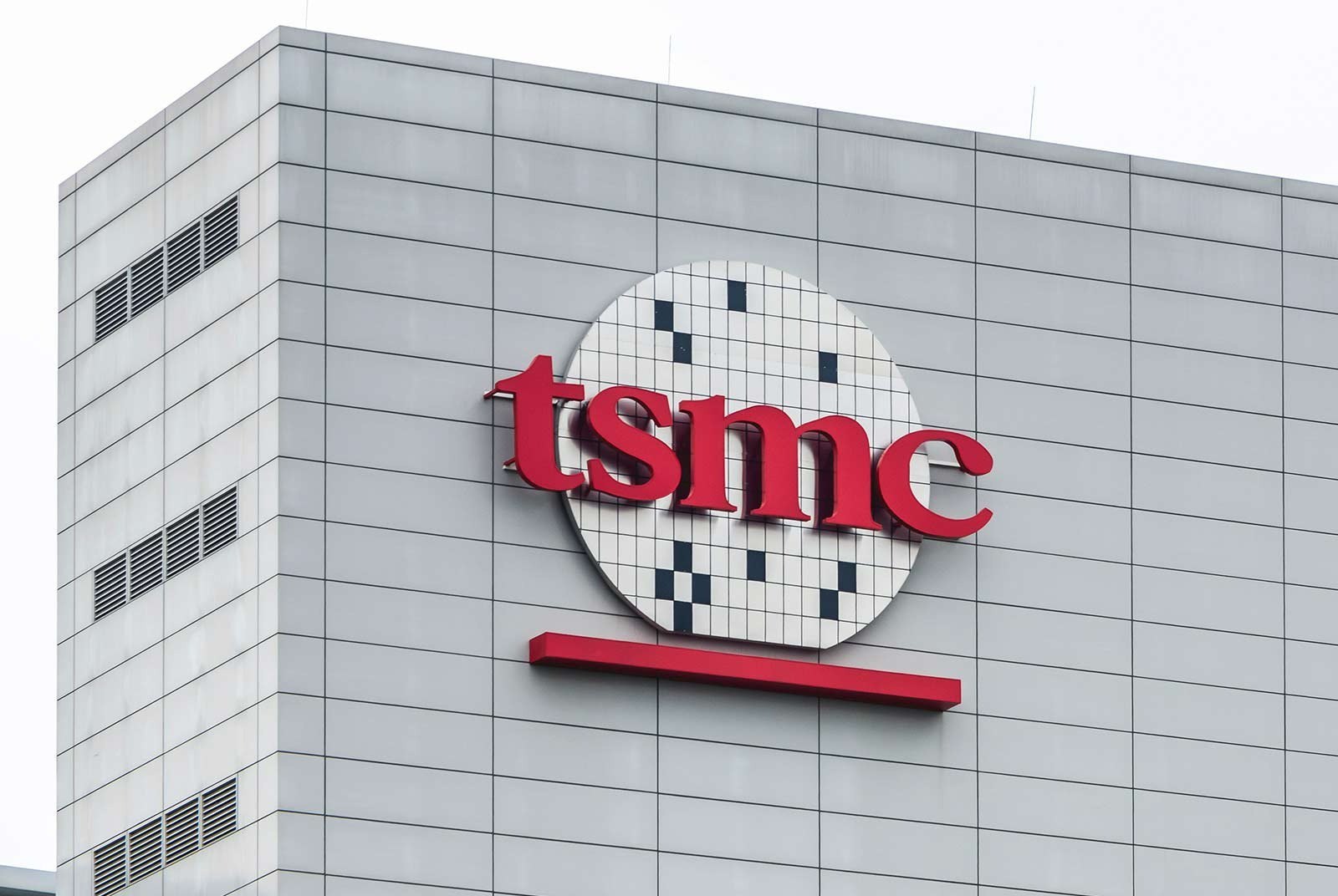 2-нм чипы по $30 000. TSMC запускает 4 фабрики  2026 год может стать решающим для индустрии полупроводников. Именно тогда TSMC начнёт массовое производство первых коммерческих чипов с использованием 2-нм техпроцесса. По данным источников, тайваньская компания запустит сразу четыре фабрики, рассчитывая выпускать 60 000 кремниевых пластин в месяц. Но стоимость будет высокой.